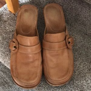 Clog style shoes